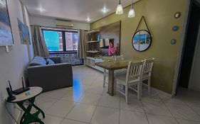 Quarto e Sala completo com Cozinha, Ar condicionado, Wifi e Camareira
